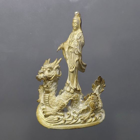 รูปหล่อลอยองค์ พระโพธิสัตว์กวนอิม ทรงประทับมังกร เนื้อเงิน พิมพ์ใหญ่ จ.ระนอง ปี2539 พร้อมกล่องเดิม นิยม หายาก รูปที่ 3