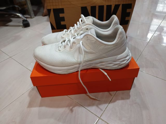 ผู้ชาย รองเท้าวิ่ง รองเท้า NIKE Running สีขาว ไซต์ 13 หรือ 46-47.5  ตามรูป 
