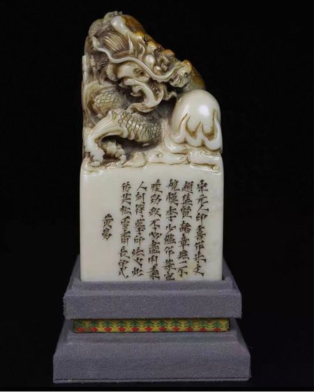 ✨ตราประทับหินโซวซาน ลวดลายมังกร  ซึ่งเป็นหินแร่ธรรมชาติที่มีชื่อเสียงในวัฒนธรรมจีน เนื้อหินที่เนียนละเอียด 