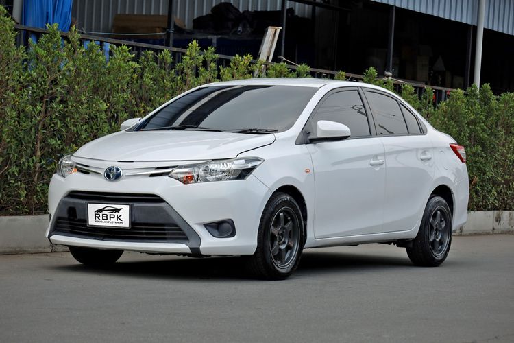 รถ Toyota Vios 1.5 J สี ขาว