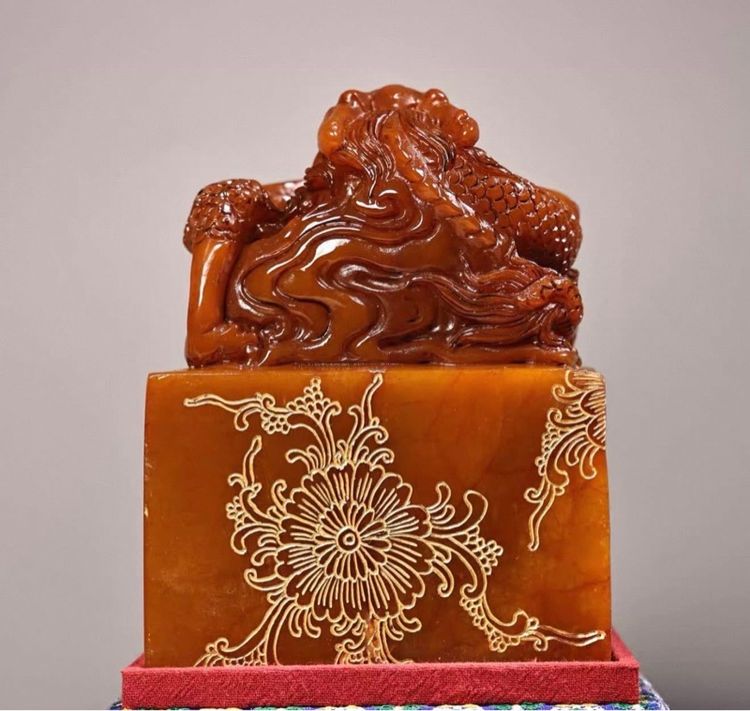 ✨ ตราประทับหินแกะสลักด้วยมือบริสุทธิ์เก่าแก่ล้ำค่านี้ทำจากหินเทียนหวง ซึ่งเป็นหินโชว์ซานี้