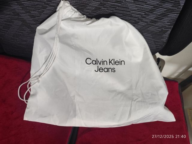 กระเป๋าคาดอกผู้ชาย สีดำ
กระเป๋า  Calvin Klein Jeans ของเเท้พร้อมTag สภาพใหม่ ไม่เคยใช้งาน รูปที่ 2