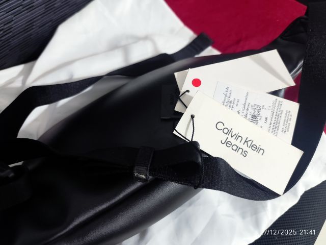 กระเป๋าคาดอกผู้ชาย สีดำ
กระเป๋า  Calvin Klein Jeans ของเเท้พร้อมTag สภาพใหม่ ไม่เคยใช้งาน