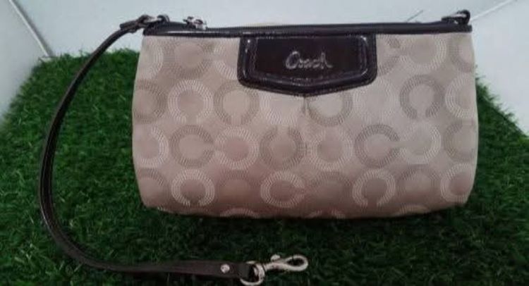 กระเป๋าคล้องมือ Coach แท้ สภาพใหม่มากไม่มีตำหนิ สนใจทักมาสอบถามรายละเอียดได้ค่ะ รูปที่ 2