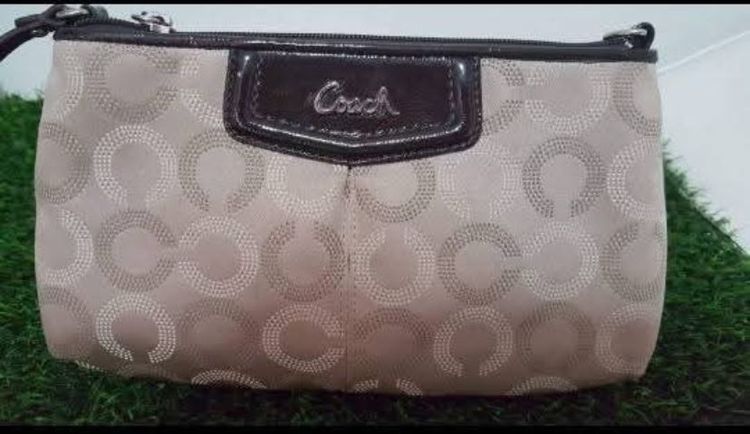 กระเป๋าคล้องมือ Coach แท้ สภาพใหม่มากไม่มีตำหนิ สนใจทักมาสอบถามรายละเอียดได้ค่ะ รูปที่ 3