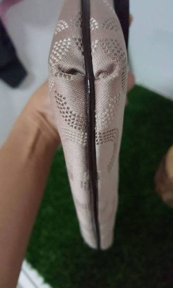 กระเป๋าคล้องมือ Coach แท้ สภาพใหม่มากไม่มีตำหนิ สนใจทักมาสอบถามรายละเอียดได้ค่ะ รูปที่ 5