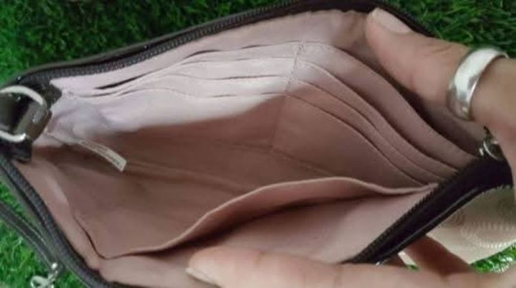 กระเป๋าคล้องมือ Coach แท้ สภาพใหม่มากไม่มีตำหนิ สนใจทักมาสอบถามรายละเอียดได้ค่ะ