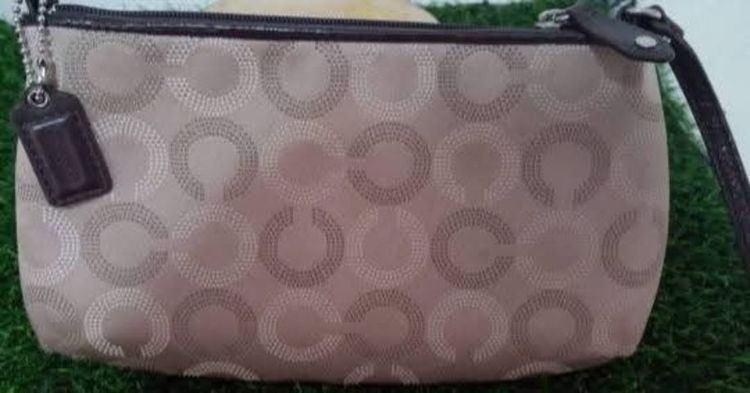 กระเป๋าคล้องมือ Coach แท้ สภาพใหม่มากไม่มีตำหนิ สนใจทักมาสอบถามรายละเอียดได้ค่ะ รูปที่ 7