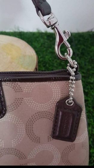 กระเป๋าคล้องมือ Coach แท้ สภาพใหม่มากไม่มีตำหนิ สนใจทักมาสอบถามรายละเอียดได้ค่ะ รูปที่ 6