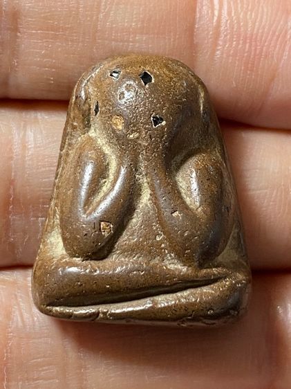 พระปิดตาหลวงปู่แก้วเนื้อผงกะลาคลุกรัก