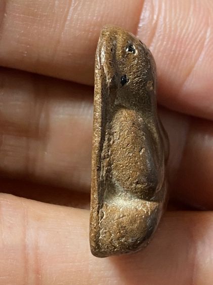 พระปิดตาหลวงปู่แก้วเนื้อผงกะลาคลุกรัก รูปที่ 3