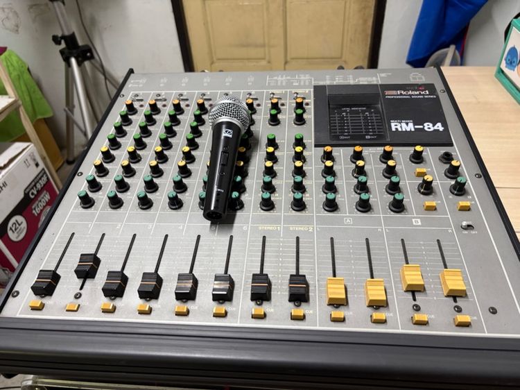 มิกเซอร์แถมไมค์โครโฟนสวยงามทั้งคู่เสียงดีครับใช้ไฟ 220 ครับเดิมๆครับสนใจเชิญครับ