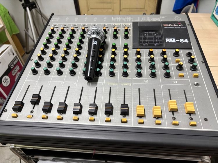 มิกเซอร์แถมไมค์โครโฟนสวยงามทั้งคู่เสียงดีครับใช้ไฟ 220 ครับเดิมๆครับสนใจเชิญครับ รูปที่ 2