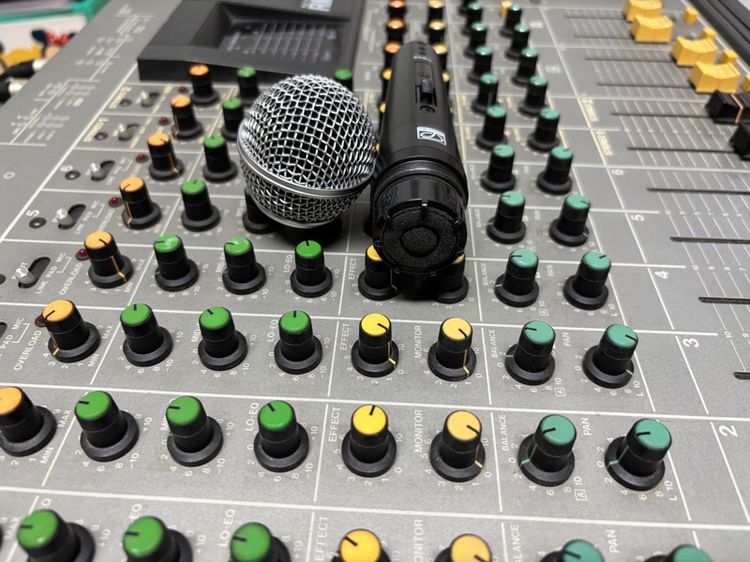 มิกเซอร์แถมไมค์โครโฟนสวยงามทั้งคู่เสียงดีครับใช้ไฟ 220 ครับเดิมๆครับสนใจเชิญครับ รูปที่ 4