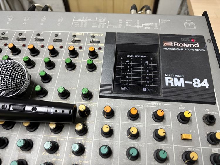 มิกเซอร์แถมไมค์โครโฟนสวยงามทั้งคู่เสียงดีครับใช้ไฟ 220 ครับเดิมๆครับสนใจเชิญครับ รูปที่ 6