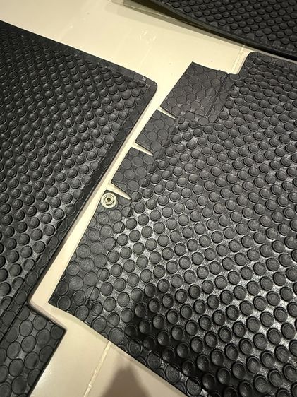 พรมกระดุม มือสอง  เก็บดีอย่างหนา ใส่ Benz E350e-E220d พรม มาพร้อมกับรถตอนที่ซื้อ ใส่ได้ไม่นานแล้วถอดออก  สภาพสวยงาม รูปที่ 2