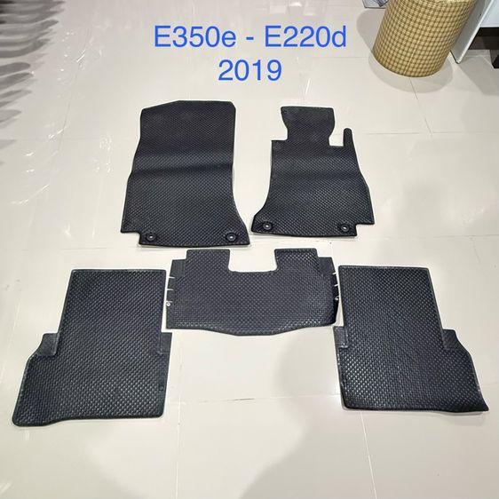พรมกระดุม มือสอง  เก็บดีอย่างหนา ใส่ Benz E350e-E220d พรม มาพร้อมกับรถตอนที่ซื้อ ใส่ได้ไม่นานแล้วถอดออก  สภาพสวยงาม