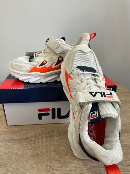 รองเท้าผ้าใบเด็ก FILA KIDS ราคา 330 (รวมค่าขนส่ง) ค่ะ ขนาด 22.50CM. ของแท้ค่ะ ซื้อมาจากห้างโรบินสัน  ลูกชายใส่ไม่ได้ค่ะ มือ 1 แกะกล่องค่ะ รูปที่ 4