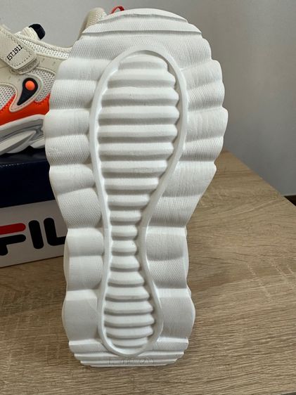 รองเท้าผ้าใบเด็ก FILA KIDS ราคา 330 (รวมค่าขนส่ง) ค่ะ ขนาด 22.50CM. ของแท้ค่ะ ซื้อมาจากห้างโรบินสัน  ลูกชายใส่ไม่ได้ค่ะ มือ 1 แกะกล่องค่ะ รูปที่ 6