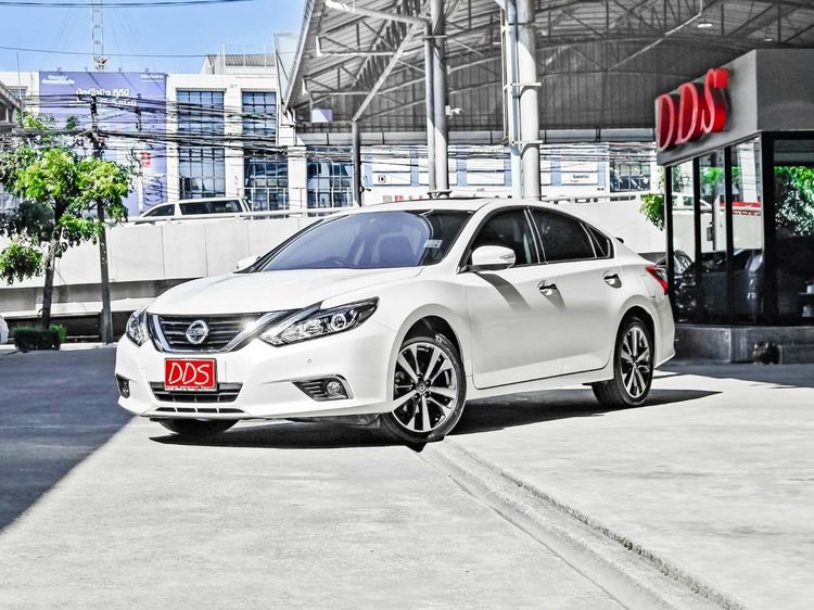 รถ Nissan Teana 2.5 XV สี ขาว