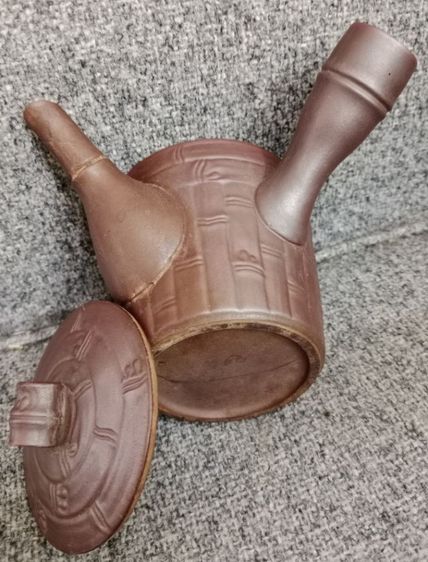 กาน้ำชาดินเผาจีน แนวอี๋ซิง (Yixing-style)
 รูปที่ 4