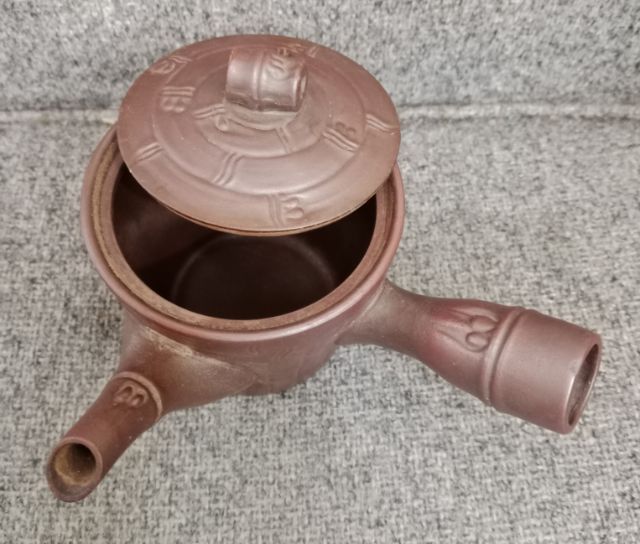 กาน้ำชาดินเผาจีน แนวอี๋ซิง (Yixing-style)
