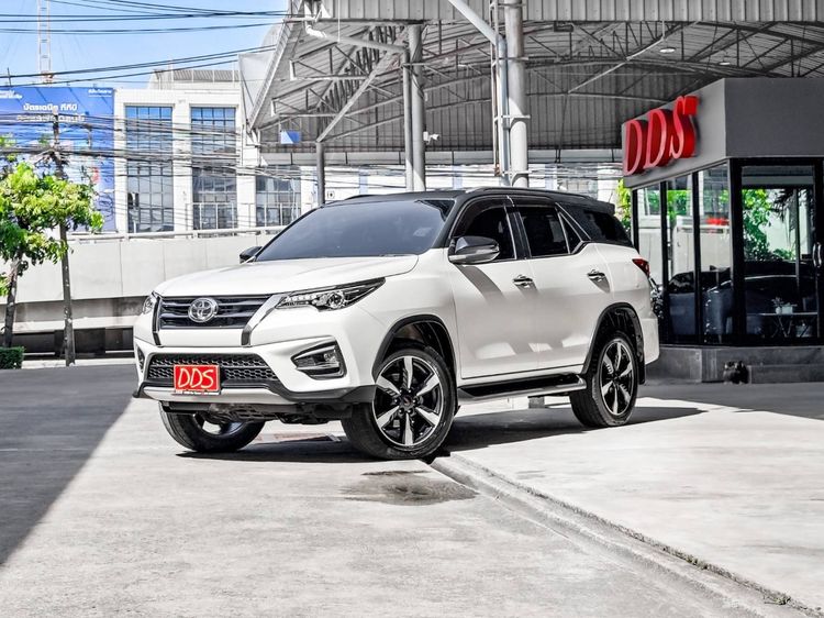 รถ Toyota Fortuner 2.8 V TRD Sportivo II สี ขาว