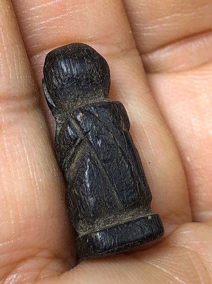 พระปิดตาไม้เเกะ หลวงปู่รอด วัดบางน้ำวน เนื้อไม้เก่าๆเเห้งๆ ผุกร่อน เนื้อไม้ระดับ150ปี พระเก่าๆเหมาๆบ้านๆ พระคนแก่เก่าๆเก็บ รูปที่ 2