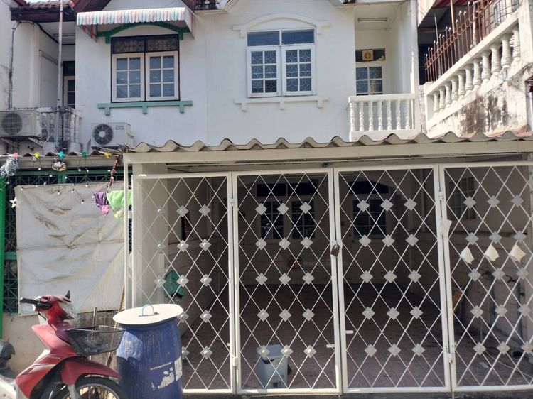 บ้านทาวเฮ้าส์2ชั้น หมู่บ้านเพชรงาม1