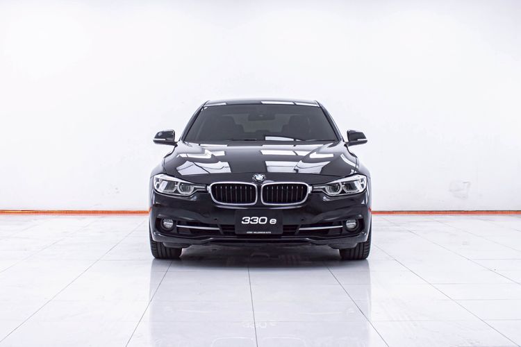 BMW Series 3 2019 330e Sedan ปลั๊กอินไฮบริด (PHEV) ไม่ติดแก๊ส เกียร์อัตโนมัติ ดำ รูปที่ 4