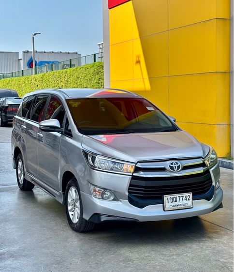 รถ Toyota Innova 2.8 Crysta G สี บรอนซ์เงิน