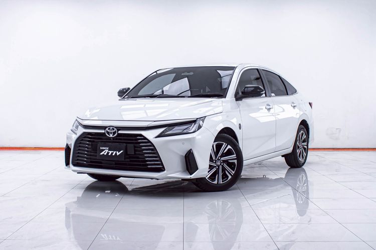 รถ Toyota Yaris ATIV 1.2 Premium Luxury สี ขาว