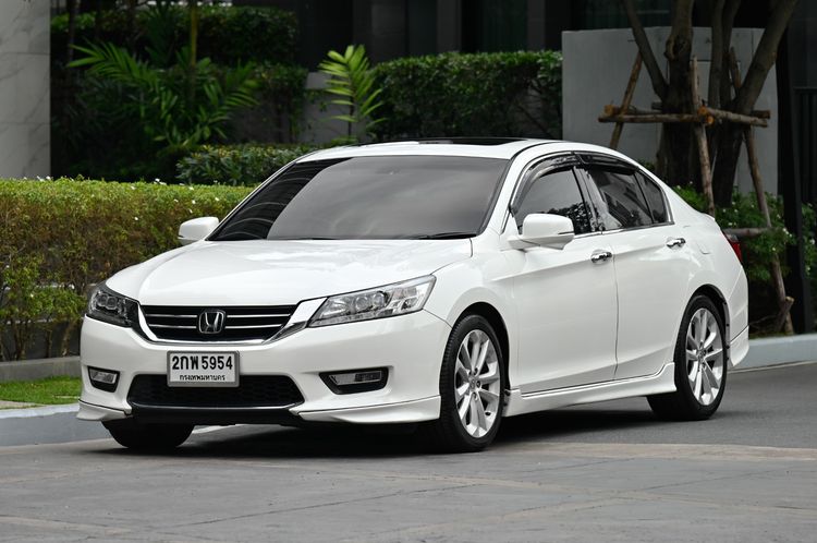รถ Honda Accord 2.4 Tech สี ขาว