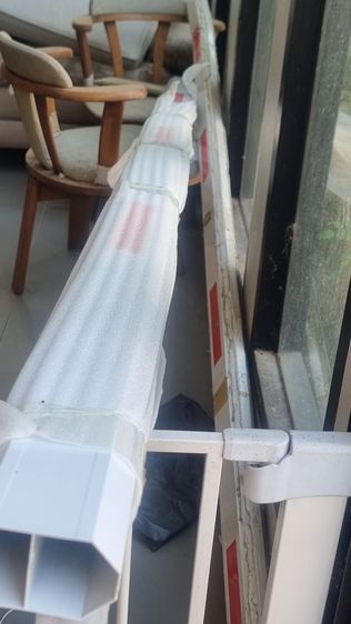 ตู้และไม้กั้นทางเข้าหมู่บ้าน