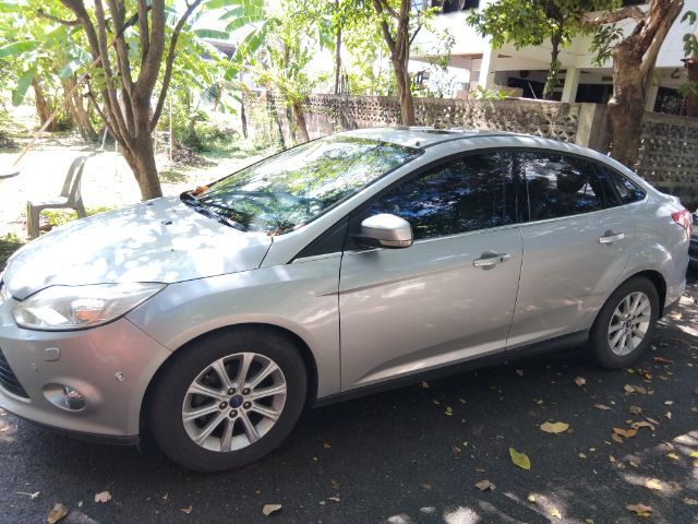 รถ Ford Focus 2.0 Titanium Plus สี บรอนซ์เงิน