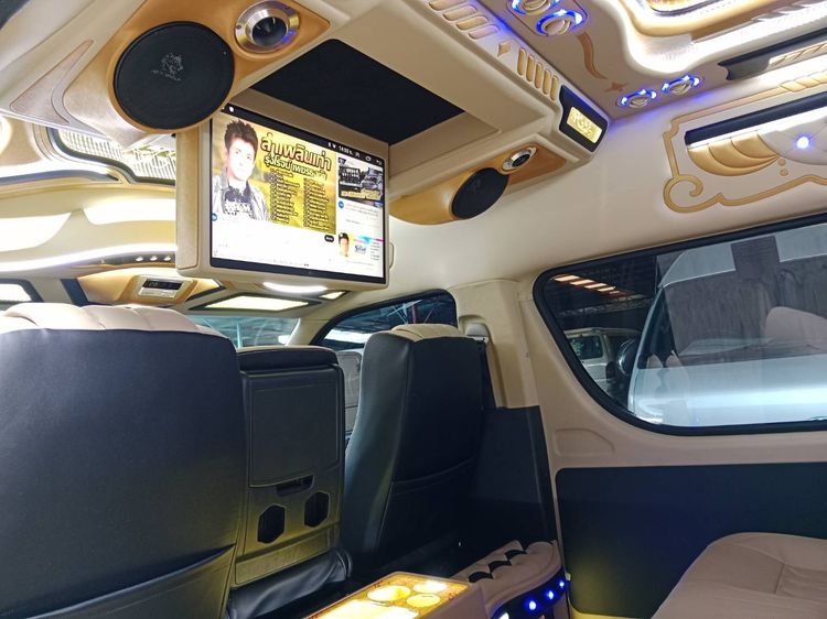 รถ Toyota Commuter 3.0 สี เทา