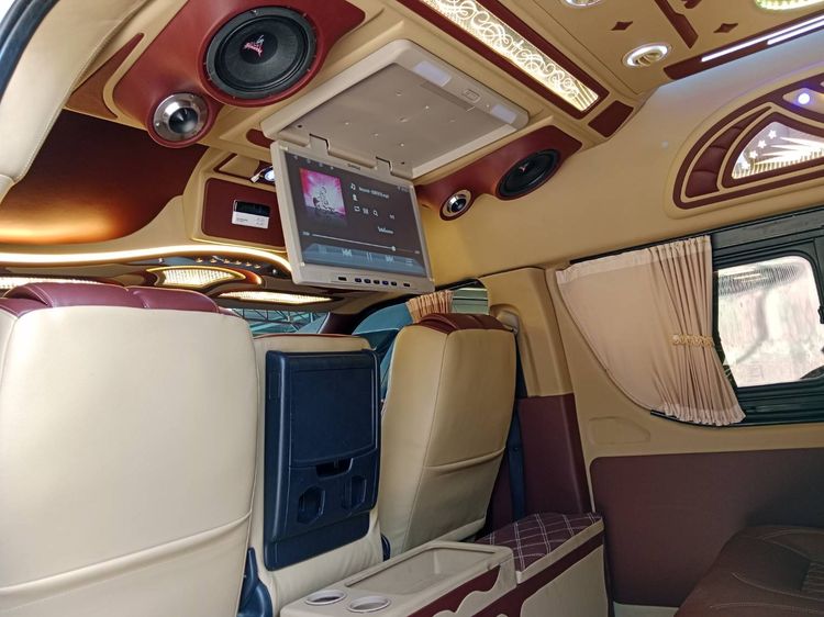 รถ Toyota Commuter 3.0 สี ขาว