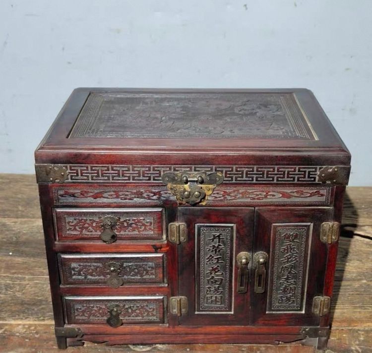 ✨กล่องเครื่องประดับนี้เป็นงานฝีมือทำจากไม้หวงหัวลี่ 