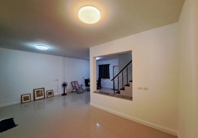 อื่นๆ ให้เช่าทาวน์โฮมโนโว่วิลล์ ลำลูกกาวงแหวนคลอง5 สามห้องนอน,สองห้องน้ำ  ,จอดรถสองคัน,แอร์1ห้อง,ใกล้ตลาด เดินทางสะดวก ราคา8500 รูปที่ 3