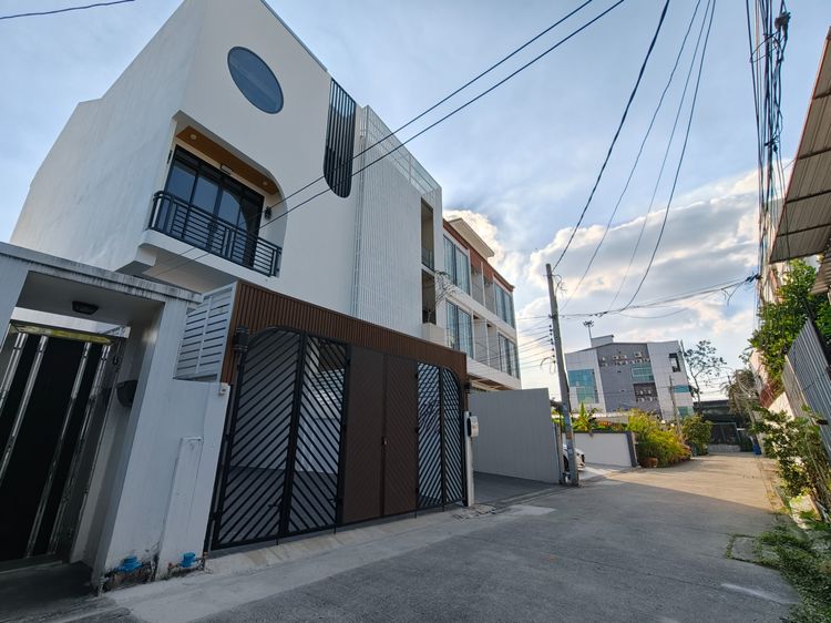 ตกแต่งครบ 2025 ขายทาวน์โฮม 3 ชั้น รีโนเวทใหม่ เลียบด่วนรามอินทรา ประดิษฐ์มนูธรรม10 เนื้อที่ 28 ตร.ว. 4 นอน 4 น้ำ 4 จอดรถ ใกล้รถไฟฟ้าสายสีเหลือง ลาดพร้าว 83