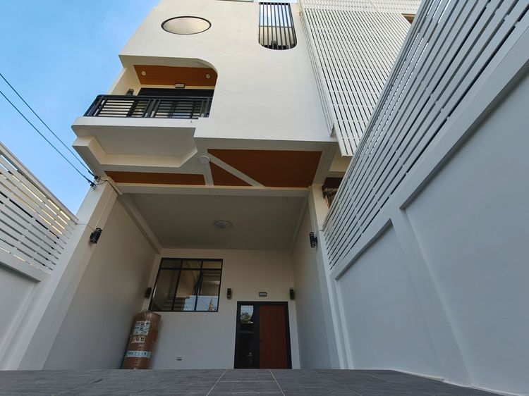 ตกแต่งครบ 2025 ขายทาวน์โฮม 3 ชั้น รีโนเวทใหม่ เลียบด่วนรามอินทรา ประดิษฐ์มนูธรรม10 เนื้อที่ 28 ตร.ว. 4 นอน 4 น้ำ 4 จอดรถ ใกล้รถไฟฟ้าสายสีเหลือง ลาดพร้าว 83 รูปที่ 2