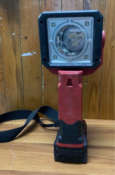 ไฟฉายเอนกประสงค์ Milwaukee M18SLED 