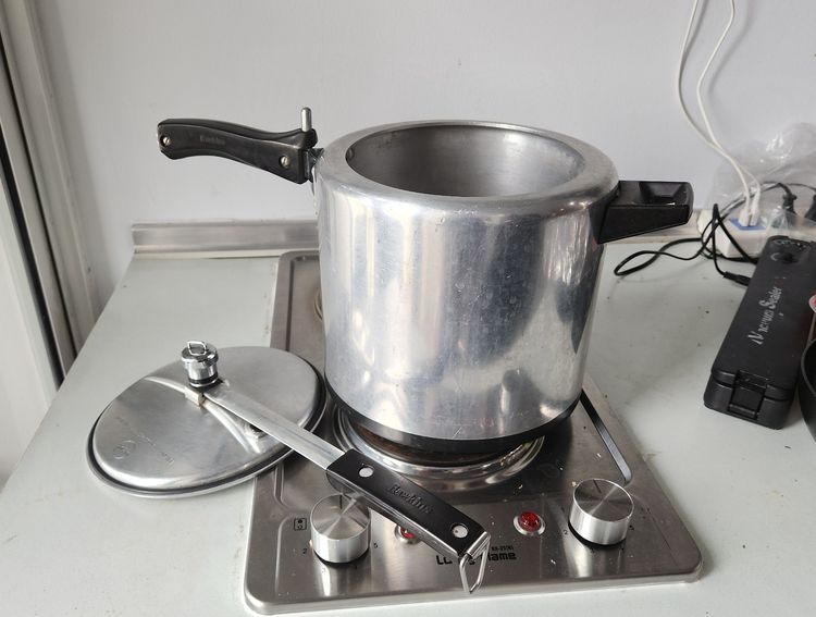 Hawkins pressure cooker 3 liters, classic model fast and healthy cooker รูปที่ 2