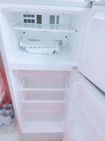 ตู้เย็น 2 ประตู . ตู้เย็น2ประตูยี่ห้อ SHARP 5.9 คิว ความเย็นปกติ  ระบบละลายน้ำแข็งอัตโนมัติ 