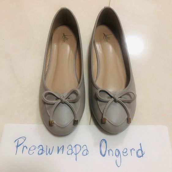 รองเท้าหุ้มส้น