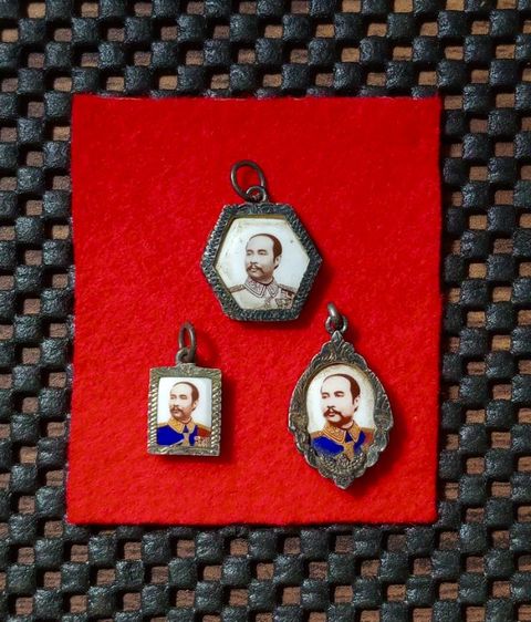 ล็อกเก็ตเลี่ยมเงินแท้รัชกาลที่ 5ขายเหมา 3 ชิ้น 985 บาท รูปที่ 8