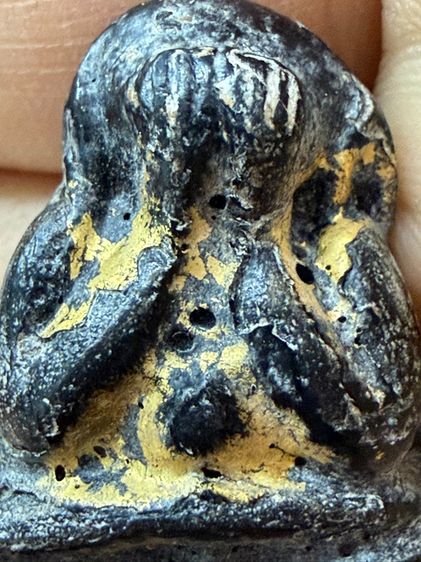 พระปิดตาหลังแบบ เนื้อผงจุ่มรักษ์ หลวงพ่อเเก้ว วัดเครือวัลย์ชลบุรี พิมพ์สวยนิ้วครบติดชัดเจน สะดือจุ่น พิมพ์หายากพระเหมาๆบ้านๆ รูปที่ 4