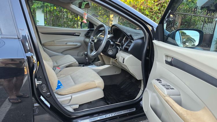 Honda City 2011 1.5 S i-VTEC Sedan เบนซิน ไม่ติดแก๊ส เกียร์ธรรมดา ดำ รูปที่ 2