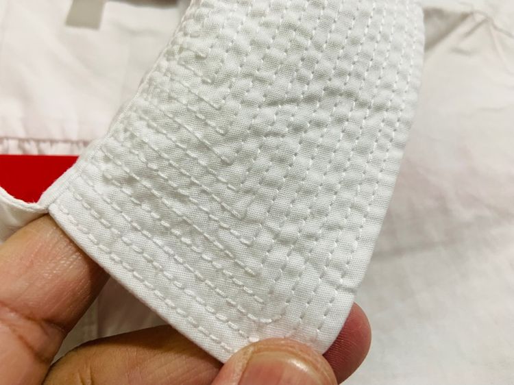 เสื้อเชิ้ต KARL LAGERFELD แท้ 💯 size XL วัดจริงขนาด อก 20 ยาว 27 นิ้ว สภาพใหม่มาก ดีเทลรายละเอียดดี ทรงสวย เนื้อผ้าดีมาก หายากน่าสะสมครับ รูปที่ 4