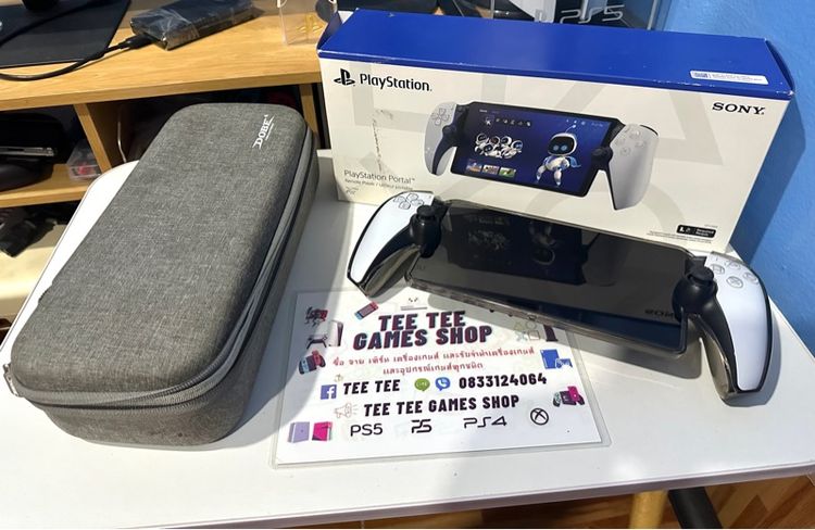 Ps portal มือสองสภาพสวย ใช้งานปกติ หน้าจอติดฟิล์มกระจกแล้ว มีฟองอากาศหน่อยซ้ายบน มีสายชาร์จ เคสใส และกระเป๋า